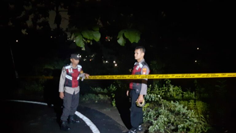 Polisi Memasang Policeline