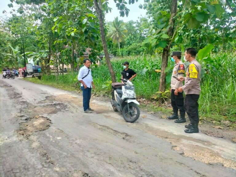 Polisi Mengecek Lokasi Kejadian