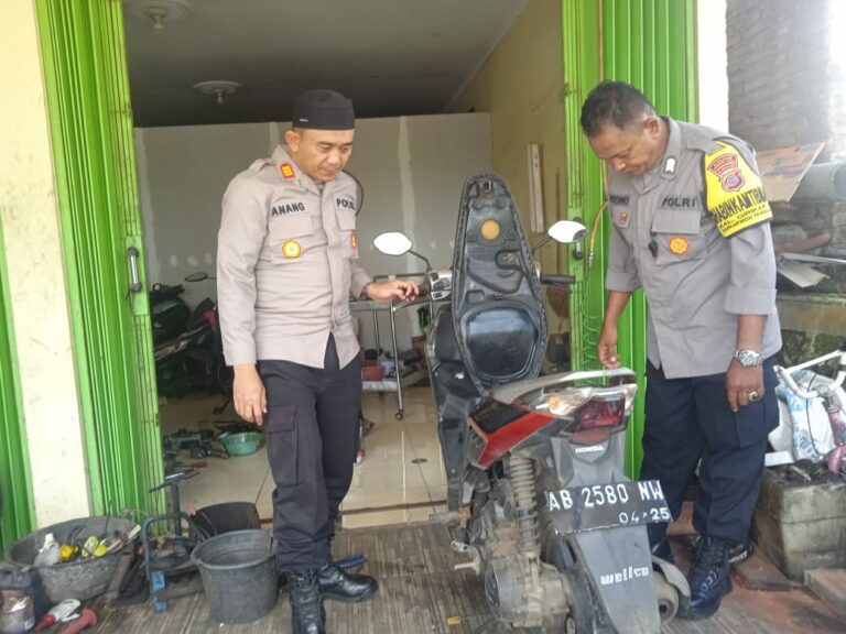 Polisi Saat Mengecek Motor Curian
