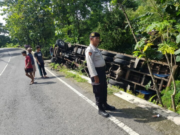Truck Tronton Kecelakaan