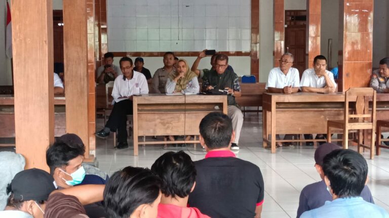 Demo Menuntut Dukuh Mundur