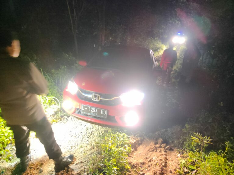 Pengemudi Tersesat Di Tengah Ladang
