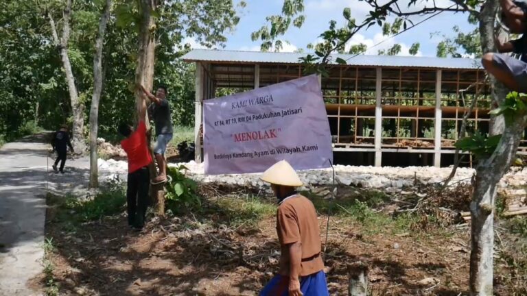 Spanduk Penolakan Pembangunan Kandang Ayam