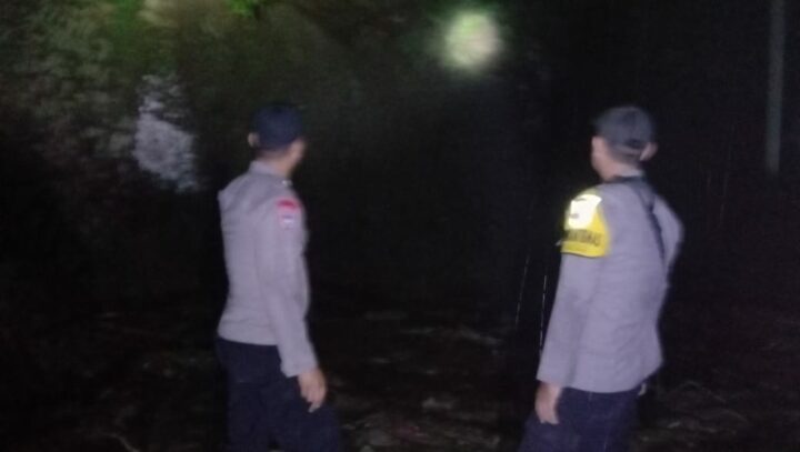 Anggota Polsek Saat Mengecek Lokasi