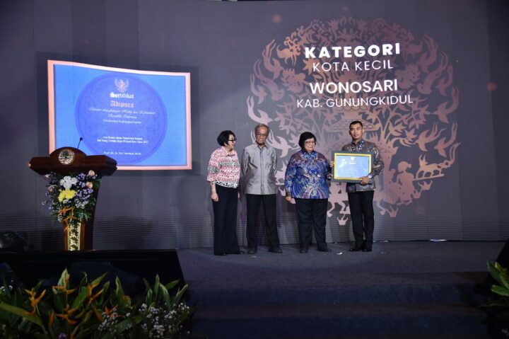 Bupati Menerima Penghargaan Adipura