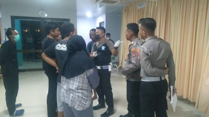 Polisi Saat Mendatangi Rumah Sakit
