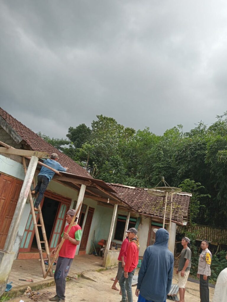 Rumah Rusak Terkena Angin Puting Beliung