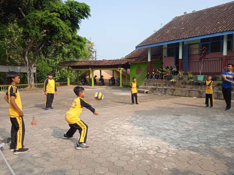 Anak SD Pemain Bola Voli