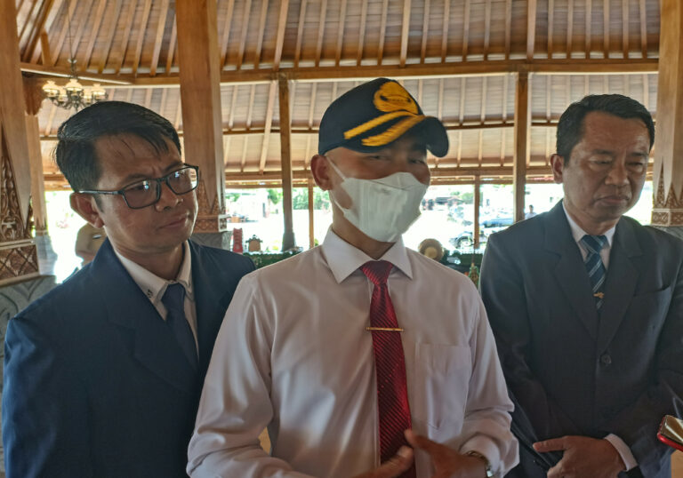Bupati Gunungkidul Sunaryanta (tengah)