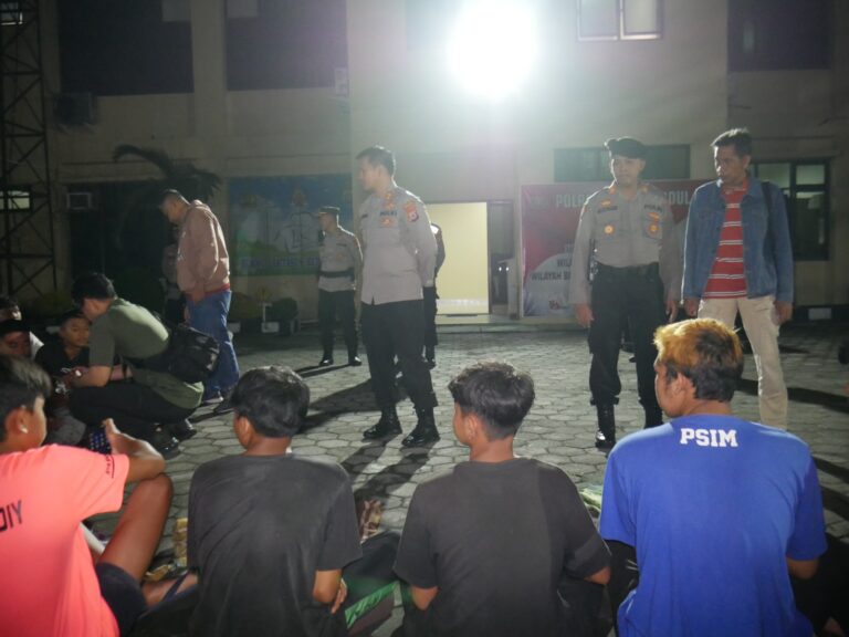 Kelompok Remaja Yang Hendak Perang Sarung
