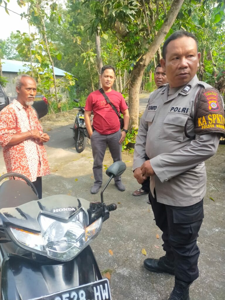 Polisi Saat Mendatangi Rumah Korban