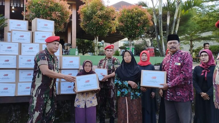Baksos Pembagian Sembako Korps Baret Merah