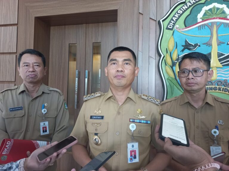 Bupati Gunungkidul Sunaryanta (tengah)