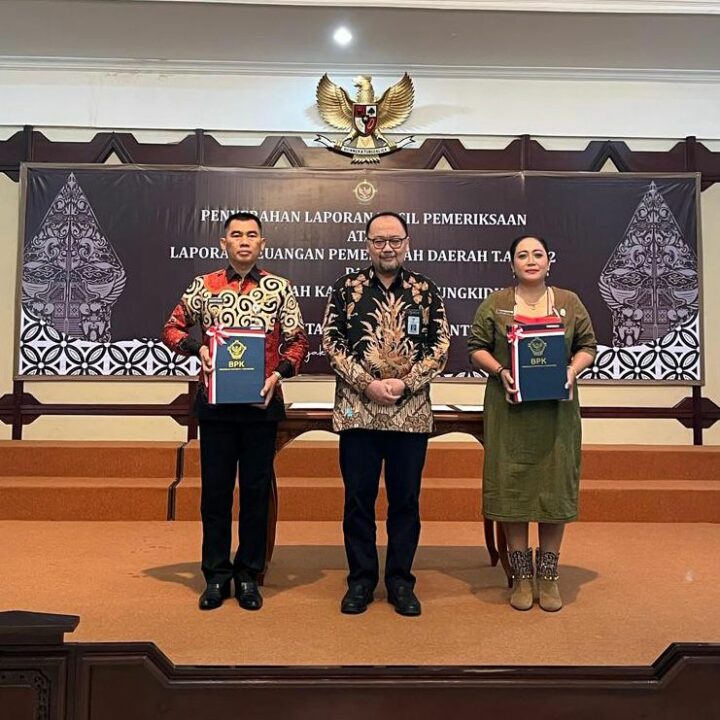Bupati Dan Ketua Menerima LKPD Dari BPK