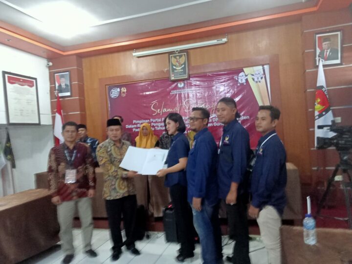 DPD Nasdem Menyerahkan Berkas Bacaleg