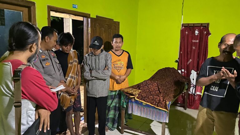 Polisi Saat Mendatangi Rumah Duka