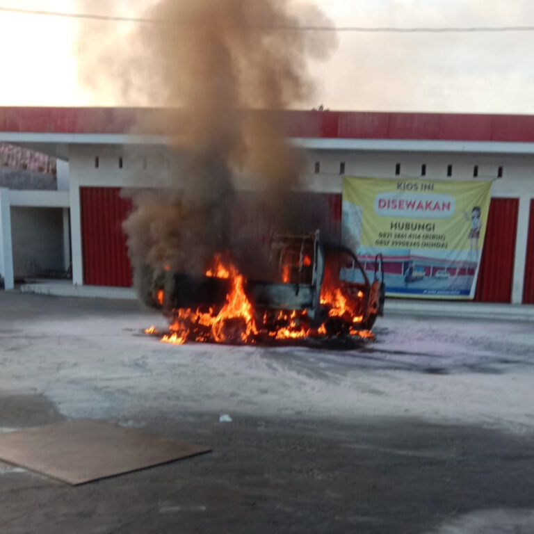Mobil Pick Up Terbakar