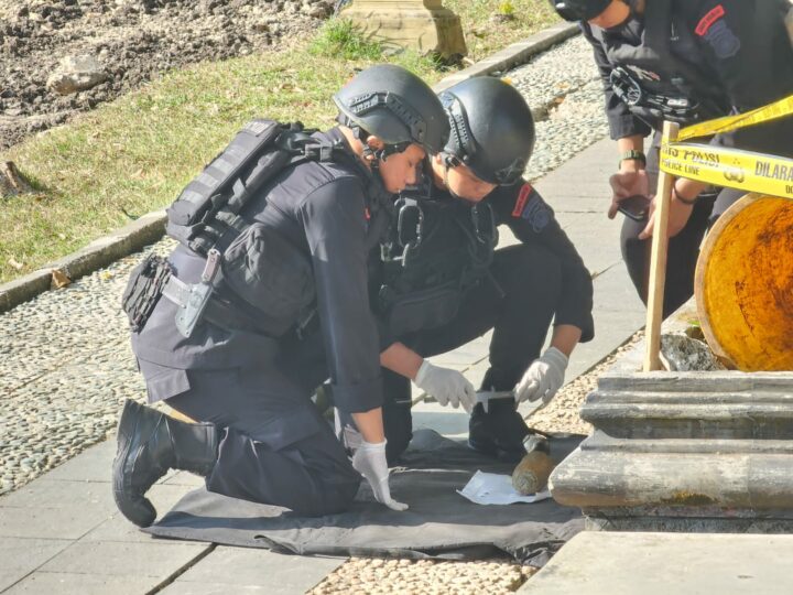 Brimob Mengamankan Barang Diduga Peledak