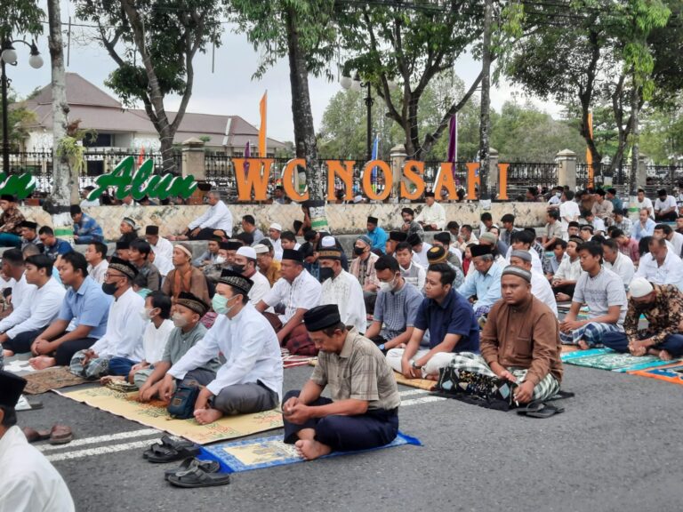 Jamaah Meluber Hingga Jalan Raya