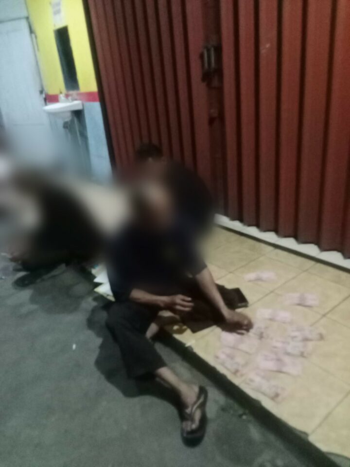 Oknum Wartawan LSM & LBH Saat Menghitung Uang
