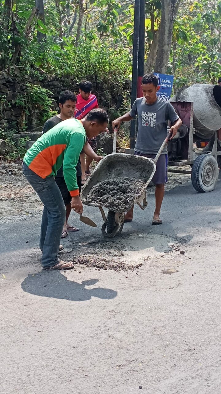 Aksi Sosial Penambalan Jalan Secara Swadaya