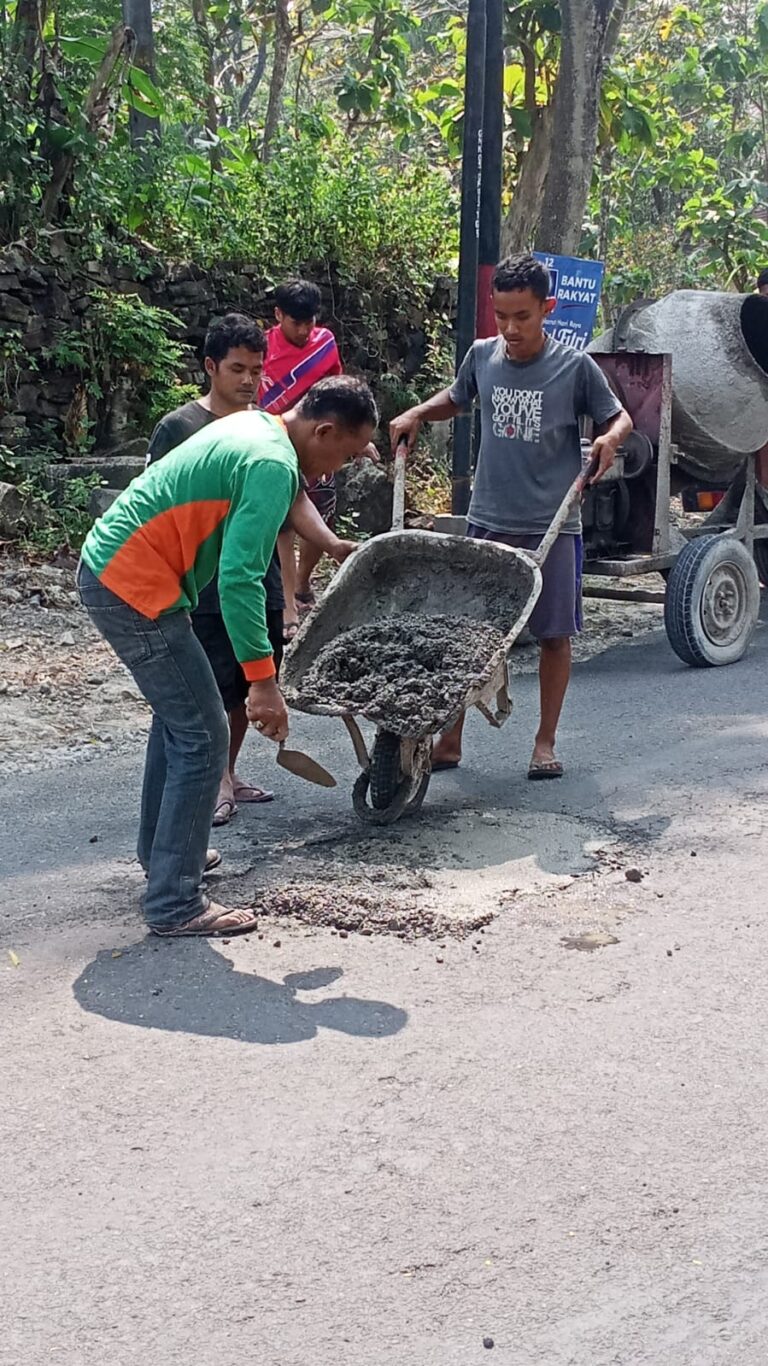 Aksi Sosial Penambalan Jalan Secara Swadaya