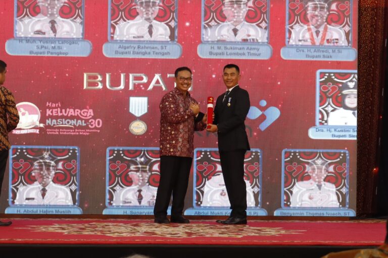 Bupati Gunungkidul Sunaryanta (jas Hitam)