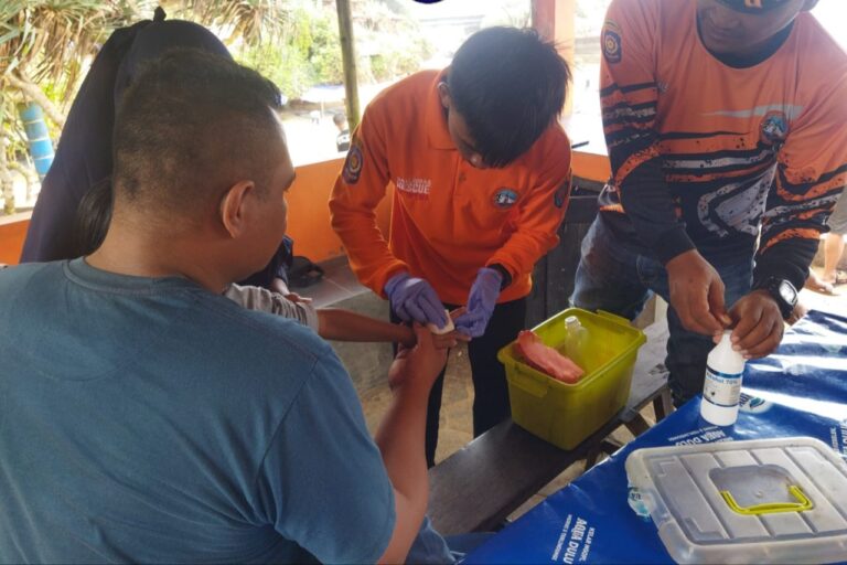Evakuasi Wisatawan Tersengat Ubur Ubur