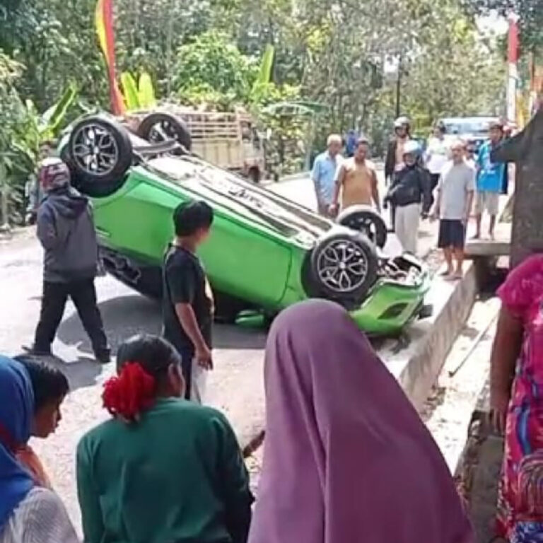 Laka Lantas Mobil Pak Lurah