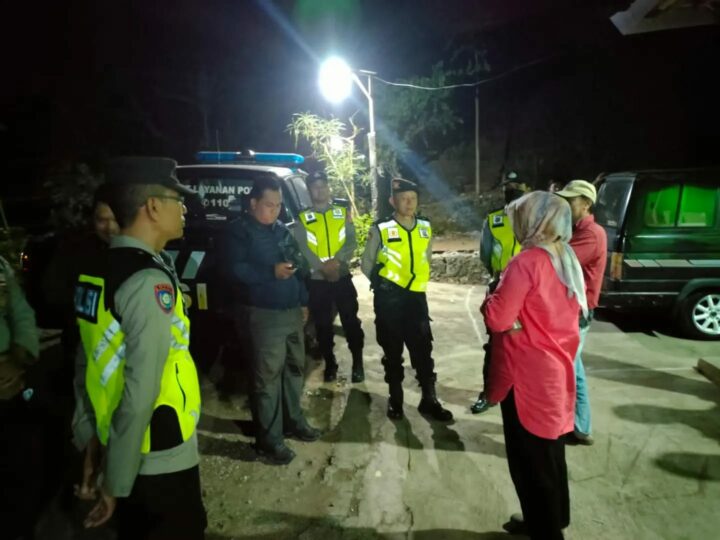 Polisi Saat Mengevakuasi Rombongan Wisatawan