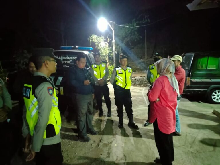 Polisi Saat Mengevakuasi Rombongan Wisatawan