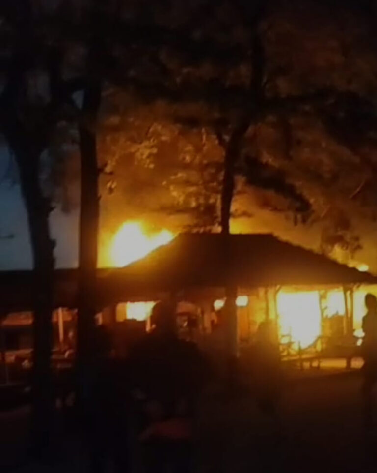 Kebakaran Warung Pantai Somandeng