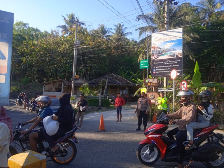 Polisi Mengatur Arus Lalu Lintas