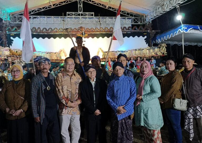 Profesor Sutrisna Wibawa Saat Menghadiri Rasulan