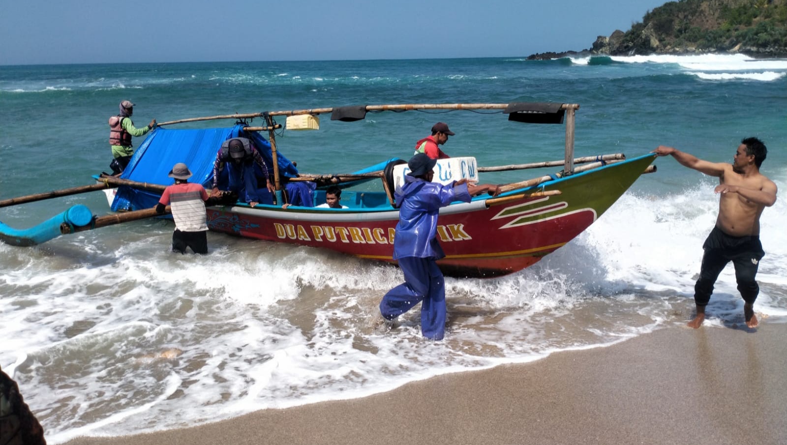 Penyelamatan Korban Terseret Arus Pantai