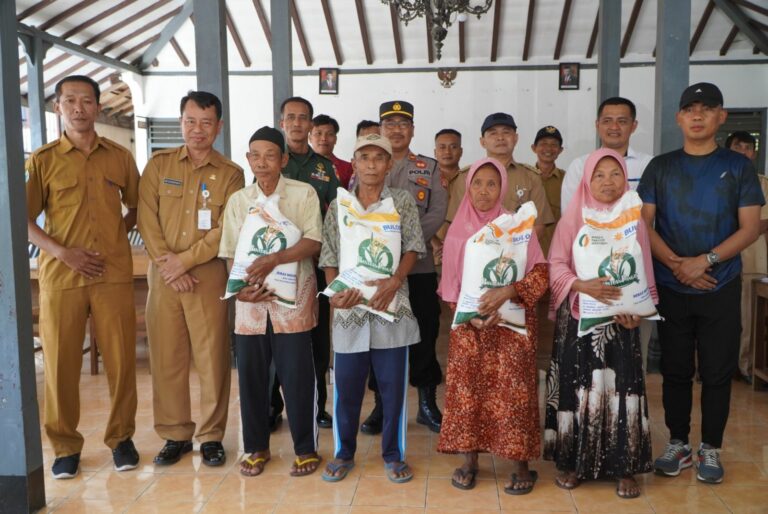 Bupati Sunaryanta Saat Menyalurkan Cadangan Pangan