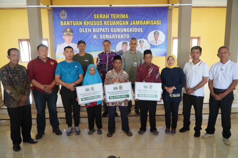 Bupati Serahkan Bantuan Jambanisasi