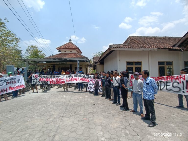 Demo Menuntut Lurah Nglipar Natah Mundur