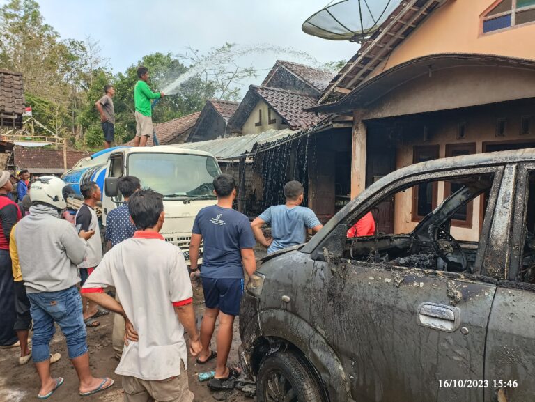 Pemadaman Yang Dilakukan Warga