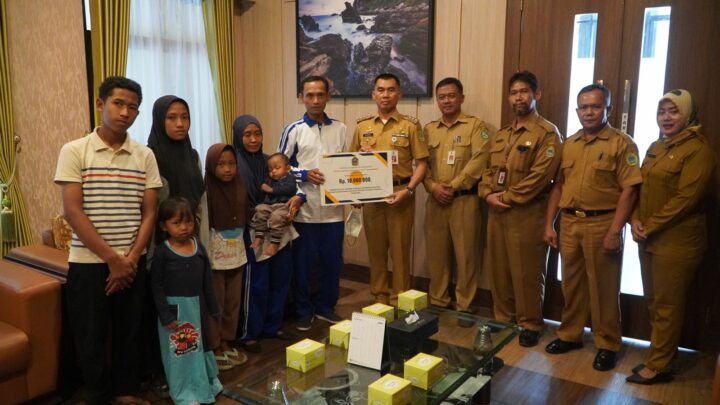 Bupati & Warga Yang Hendak Transmigrasi