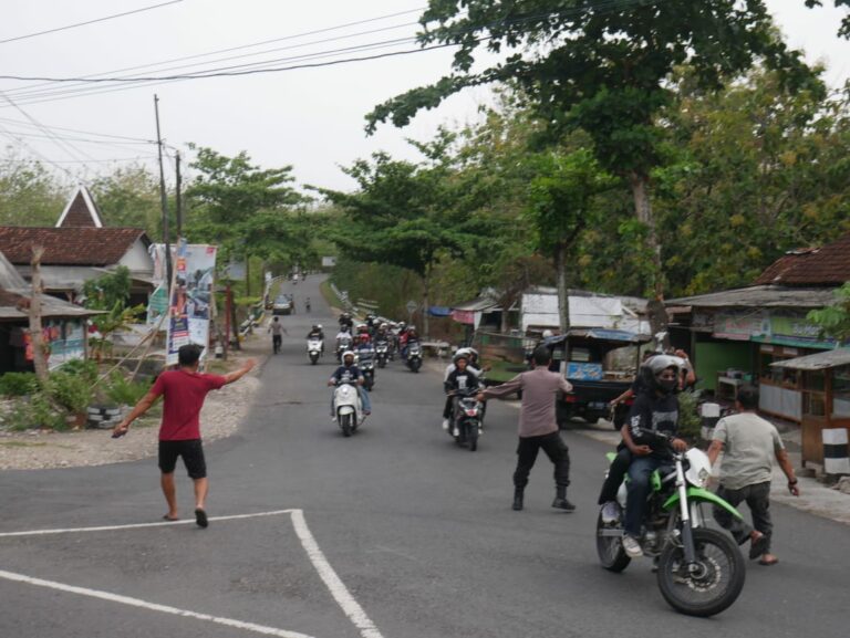 Gerombolan Remaja Saat Dihadang Polisi & Warga