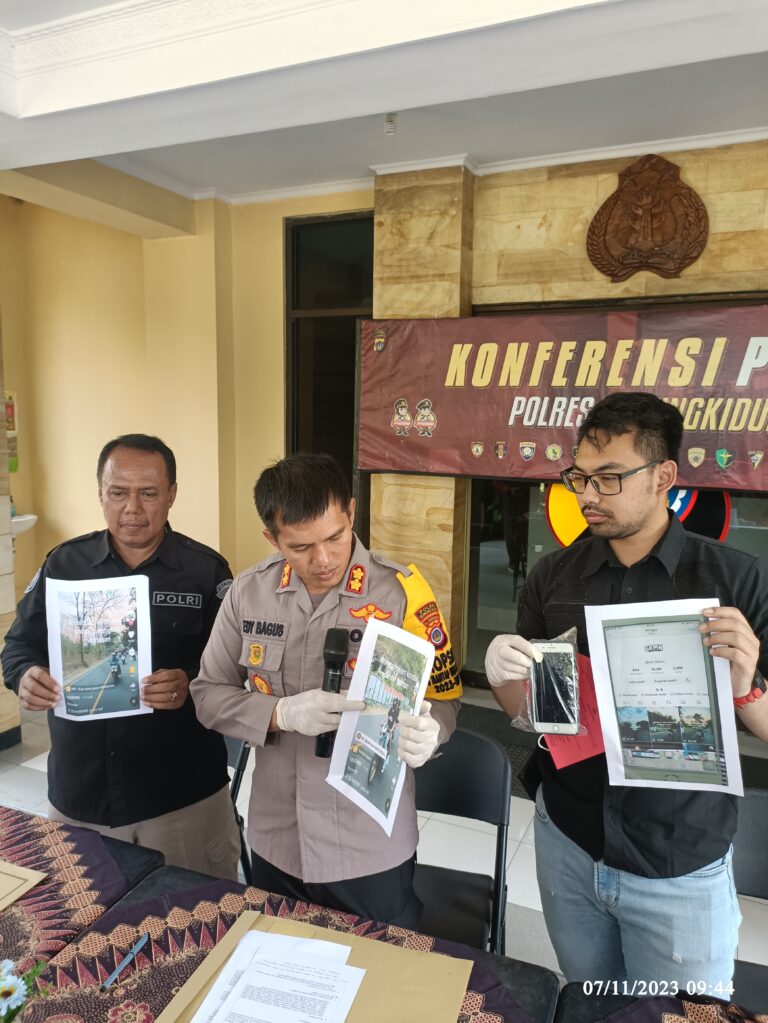 Kapolres Menunjukkan Barang Bukti