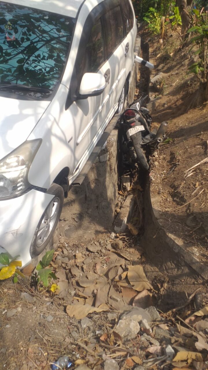 Laka Lantas Mobil Avanza & Motor Vario