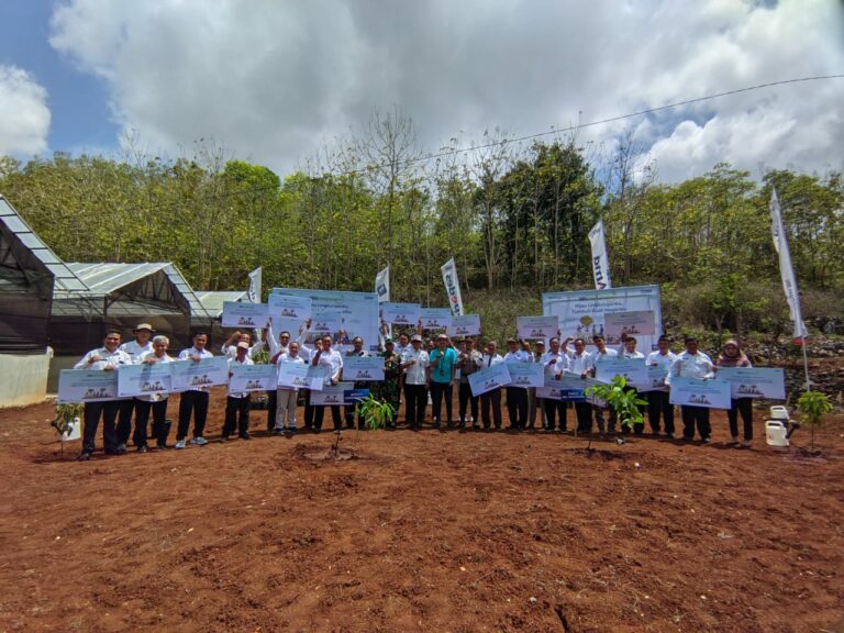 Penyerahan Bibit Pohon
