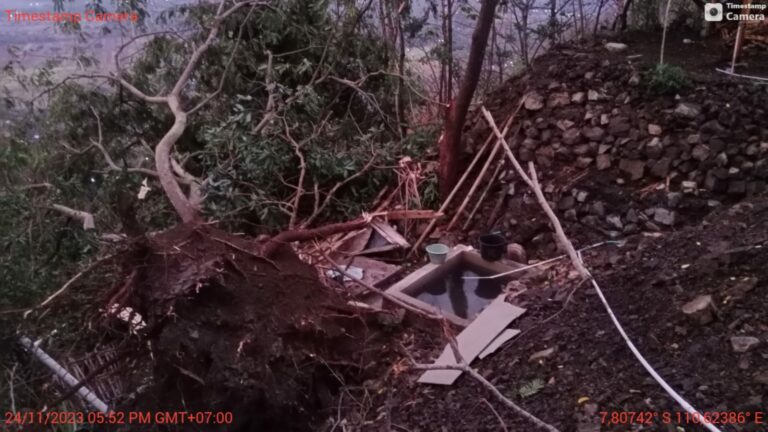 Rumah Korban Terkena Angin Kencang