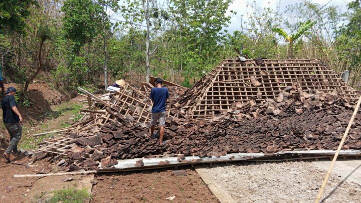 Rumah Roboh Rata Dengan Tanah