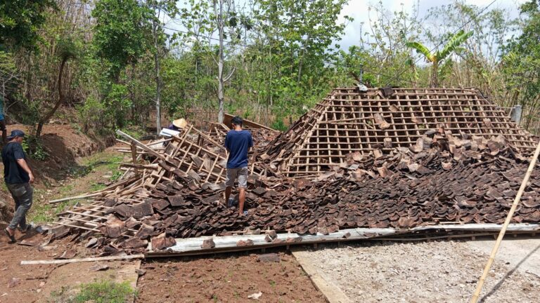 Rumah Roboh Rata Dengan Tanah