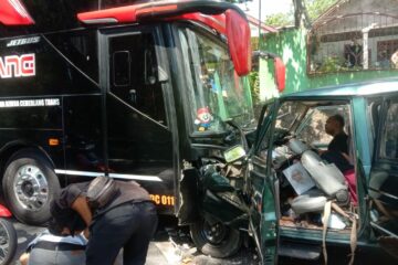 Kecelakaan Bus VS Kijang