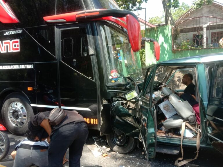 Kecelakaan Bus VS Kijang
