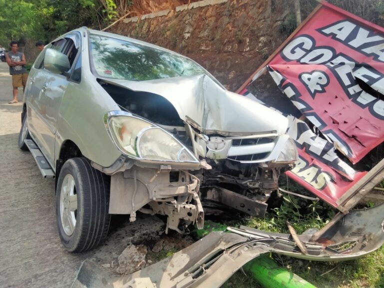 Laka Lantas Tunggal (Mobil Ringsek)